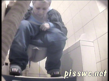 Какающая попка перед скрытой камерой