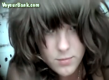 Юная леди писает в туалете на пляже