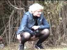 Мамочка сняв колготки писает на поляне