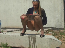 Мохнатая киска писающей девушки