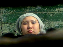 Писающая казашка крупным планом в туалете