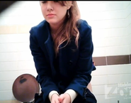 В женском туалете поставили две камеры