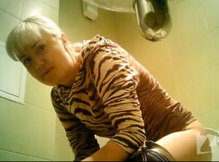 Подглядывание в туалете за немолодой женщиной