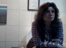 Закрылась в туалете чтобы хорошо пописать