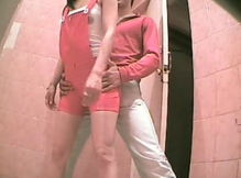 Пописала и стала дурачиться с парнем в туалете