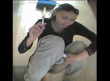 Молодая брюнетка в туалете института