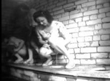 В туалете автовокзала подсматривают за писающими девками