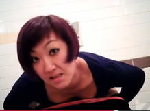 Усердно отливает в общественном сортире