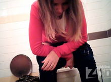 Девушка в красном свитере отливает в туалете