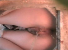 Писающих девушек снимают крупным планом снизу