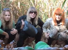 Девушки справляют нужду среди кустов