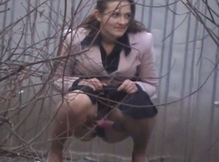 Девченка писает возле сараев