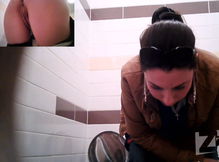 Безупречная киска писающей девушки