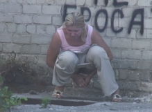 Писает на улице моя мочой руки