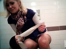 Взрослая баба помочилась сидя на унитазе