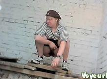 Подсмотрели что делают девушки в туалете