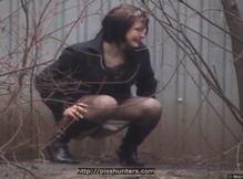 Решила быстренько пописать в кустах