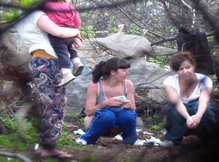 Компания зассанок писает на полянке