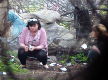 Пышка с подругой писают на скрытую камеру