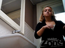 Пухленькая девица показала в туалете большую попу и писю