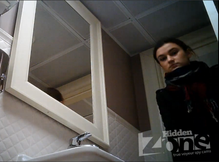 В туалете девушку поджидала скрытая камера