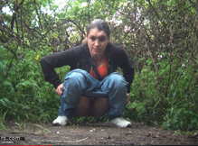 Девушки писают в кустах светя своими песдами