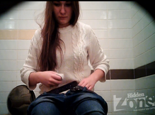 Камера следит за девушкой в туалете