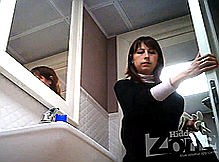 Красавица и ее писающая киска в туалете