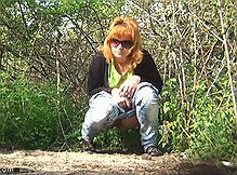 Женщины писая спалились на камеру спрятанную в кустах