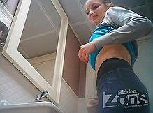 Жестко спалилась в туалете на скрытую камеру