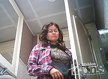 Скрытая камера подсматривает в туалете за писающей мамашей