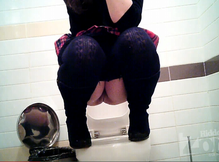 Девушка писает в туалете под прицелом скрытой камеры