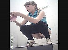 Молодая продавщица села пописать перед скрытой камерой