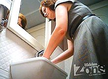 Мадам светит своей песдой писая в туалете