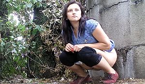 Женщины писают в кустах городского парка