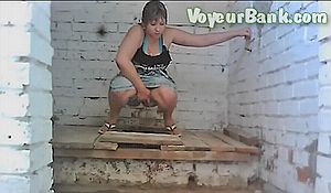 Девушек снимают на камеру в туалете спереди и снизу