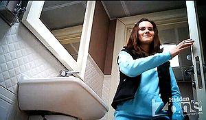 В туалете приготовили сюрприз для молодой девушки