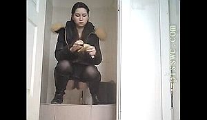 Сменила прокладку и пописала в туалете