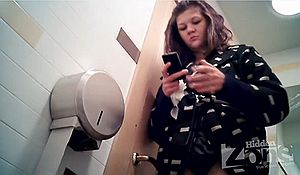 Полная брюнетка показала в туалете свои прелести