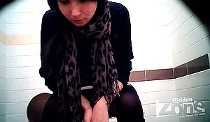 Женский писс на камеру в туалете спереди и сзади