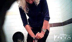 Стройная блондинка в чулках ссыт в туалете