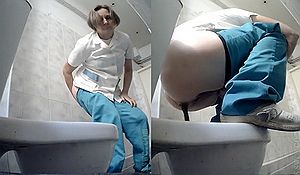 Медсестра какает сидя ногами на унитазе