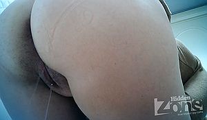 Рыжая тетка встала раком перед спрятанной в сортире камерой