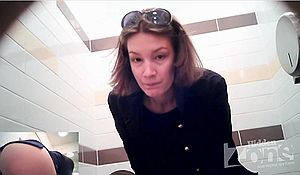 Подглядывание за женщиной в туалете во время писса