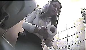 Секретарша писает в туалете офиса