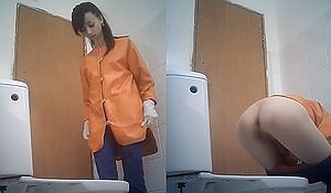 Девка писает не снимая с рук перчатки