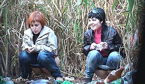 Подруги писают на грязном пустыре