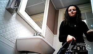 Брюнетка не знала что ее ожидает в туалете