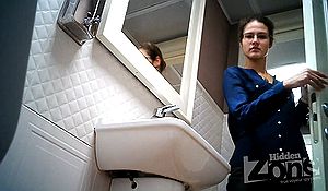 Скрытая камера в сортире подсмотрела за девушкой в очках
