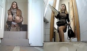 Проследили и засняли на видео писающих девушек